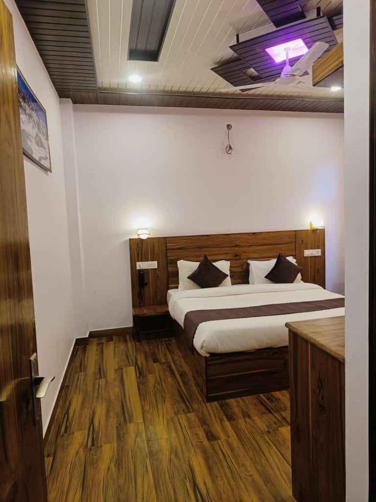 Hotel Kasauli View Cafe Restaurant Open Terrace Mountain View المظهر الخارجي الصورة