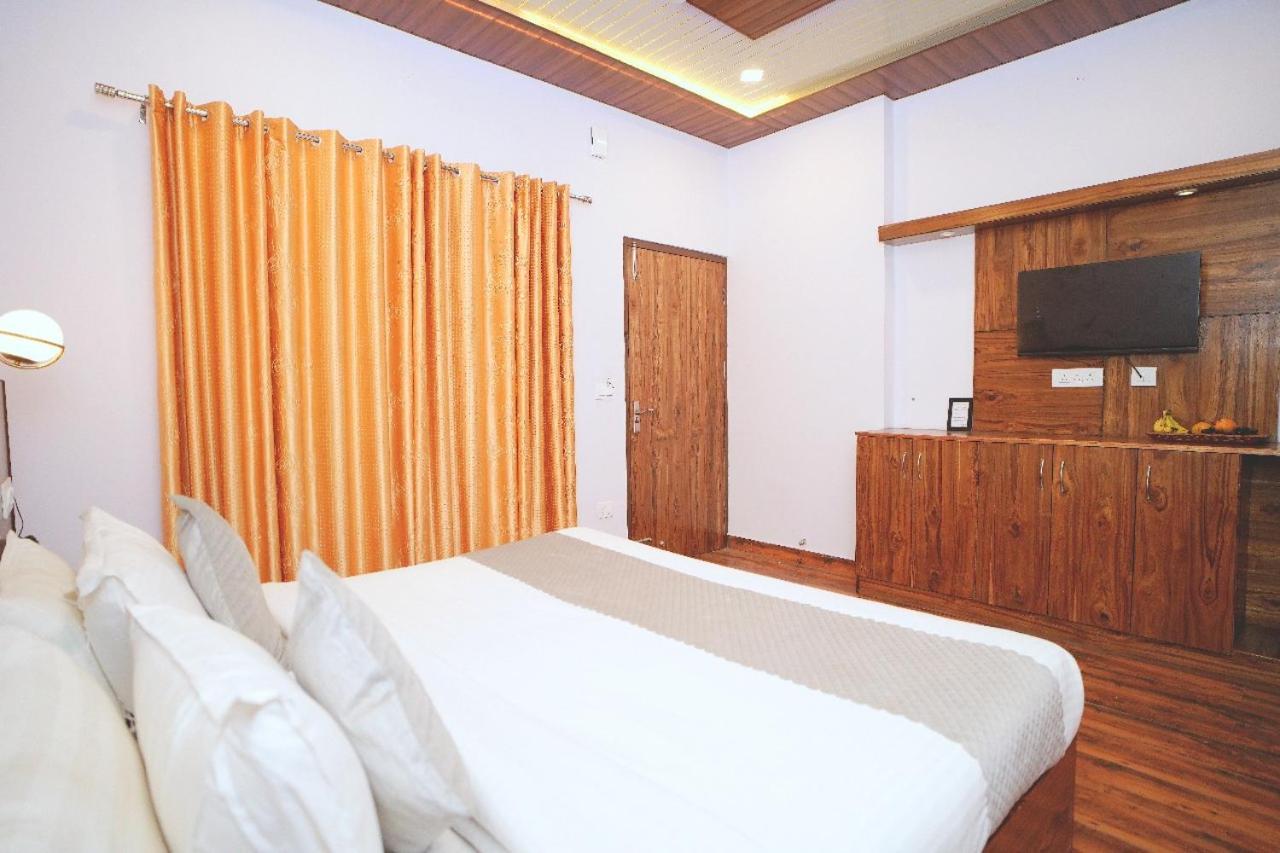 Hotel Kasauli View Cafe Restaurant Open Terrace Mountain View المظهر الخارجي الصورة