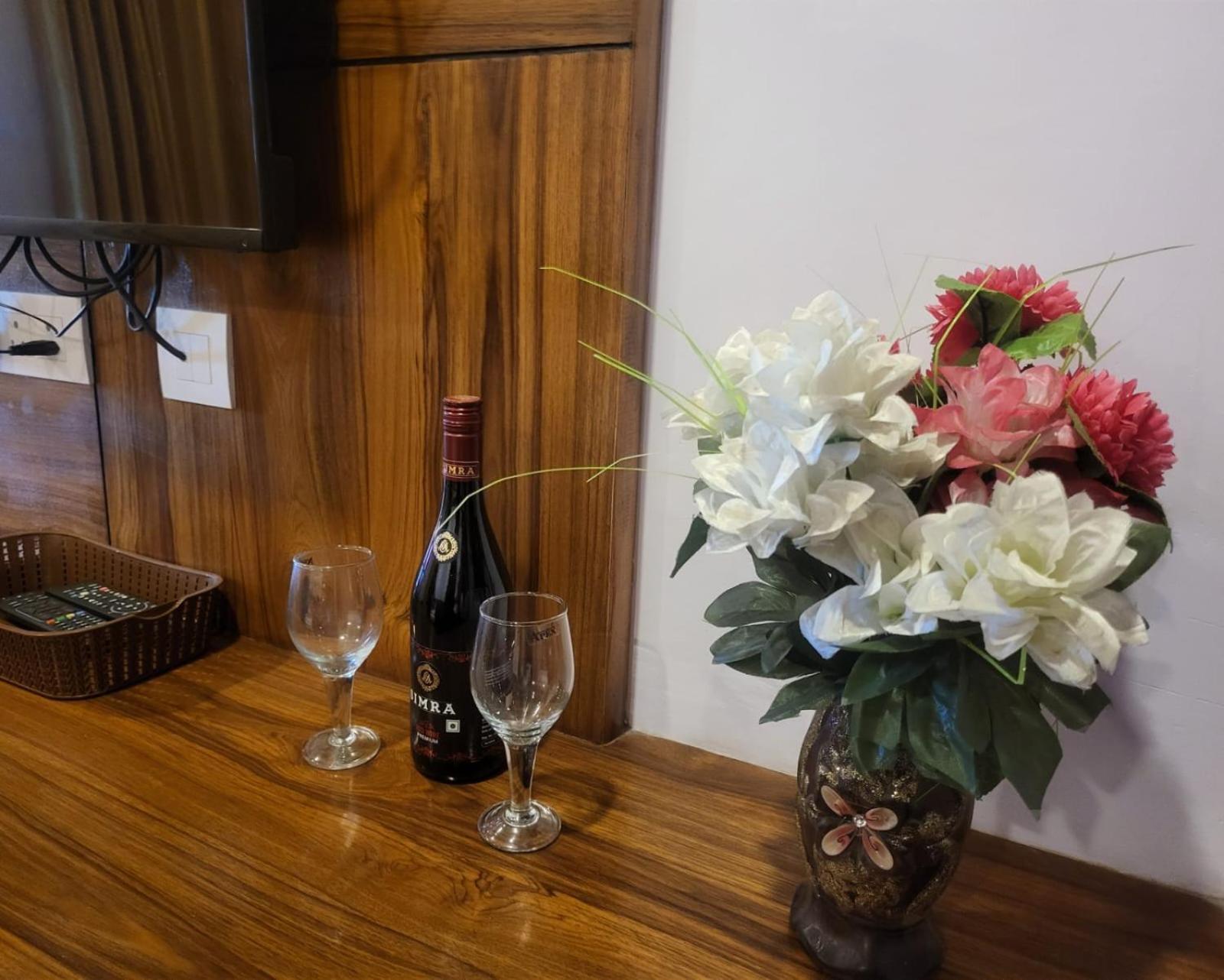Hotel Kasauli View Cafe Restaurant Open Terrace Mountain View المظهر الخارجي الصورة