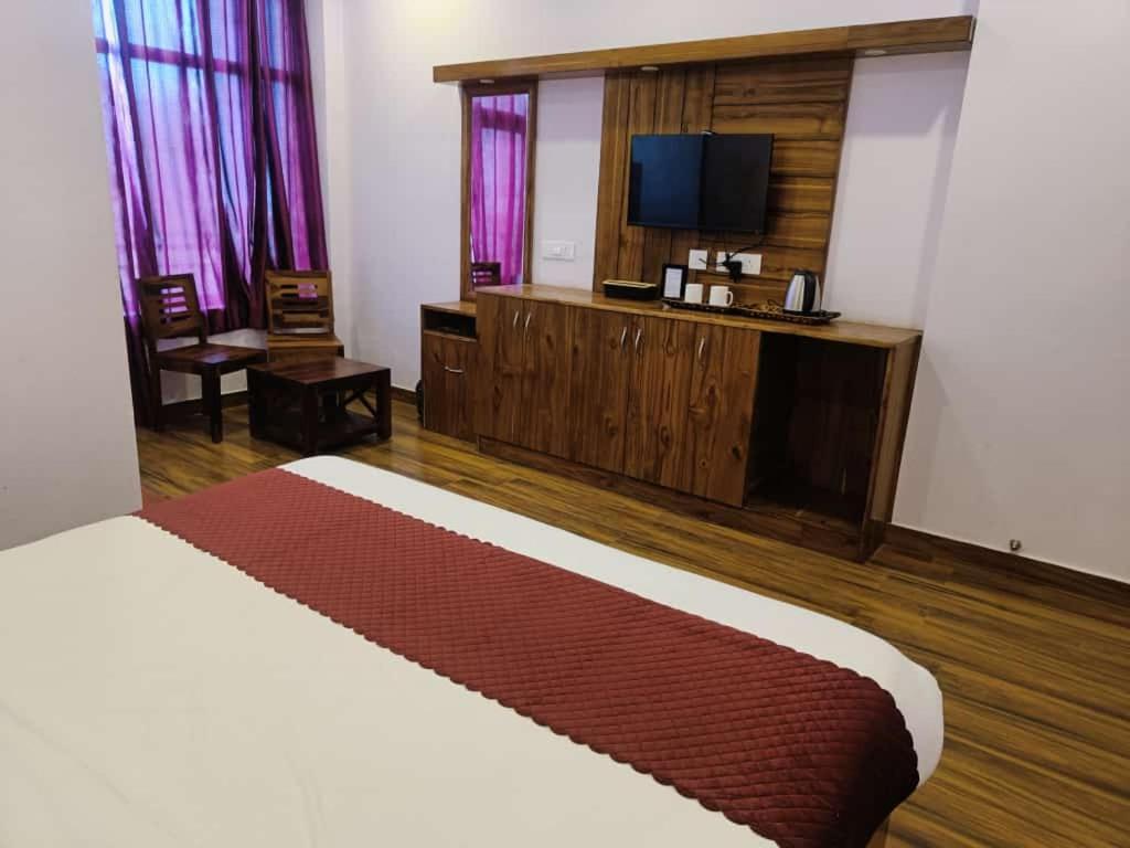 Hotel Kasauli View Cafe Restaurant Open Terrace Mountain View المظهر الخارجي الصورة