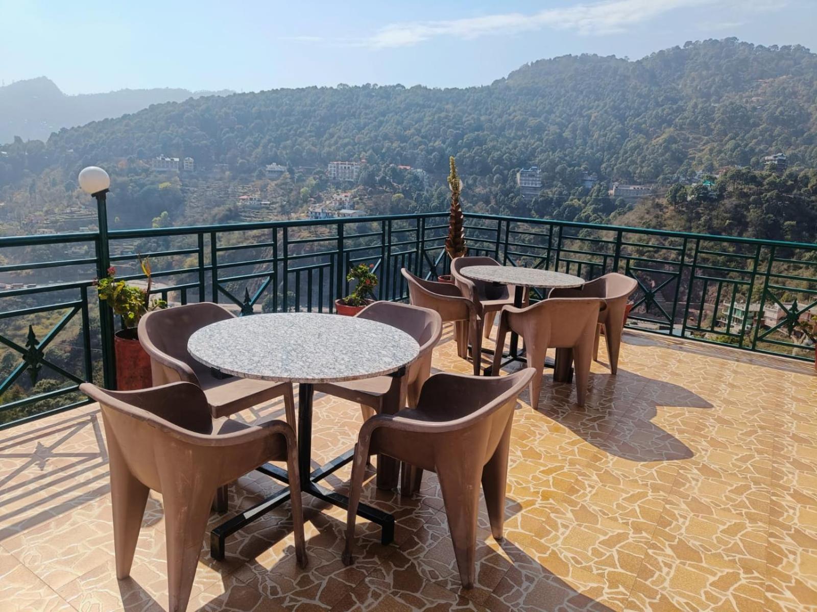 Hotel Kasauli View Cafe Restaurant Open Terrace Mountain View المظهر الخارجي الصورة