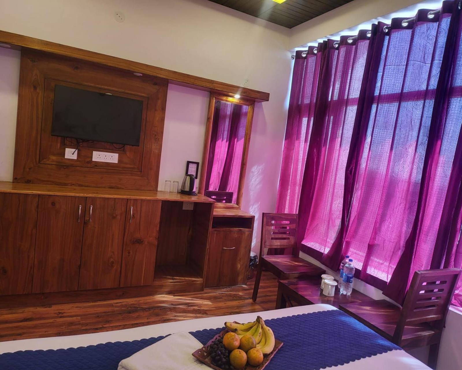 Hotel Kasauli View Cafe Restaurant Open Terrace Mountain View المظهر الخارجي الصورة