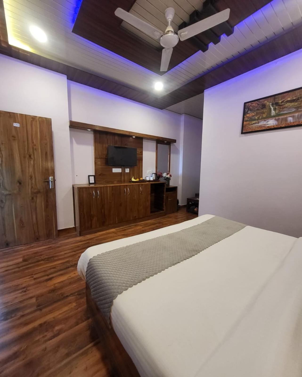 Hotel Kasauli View Cafe Restaurant Open Terrace Mountain View المظهر الخارجي الصورة