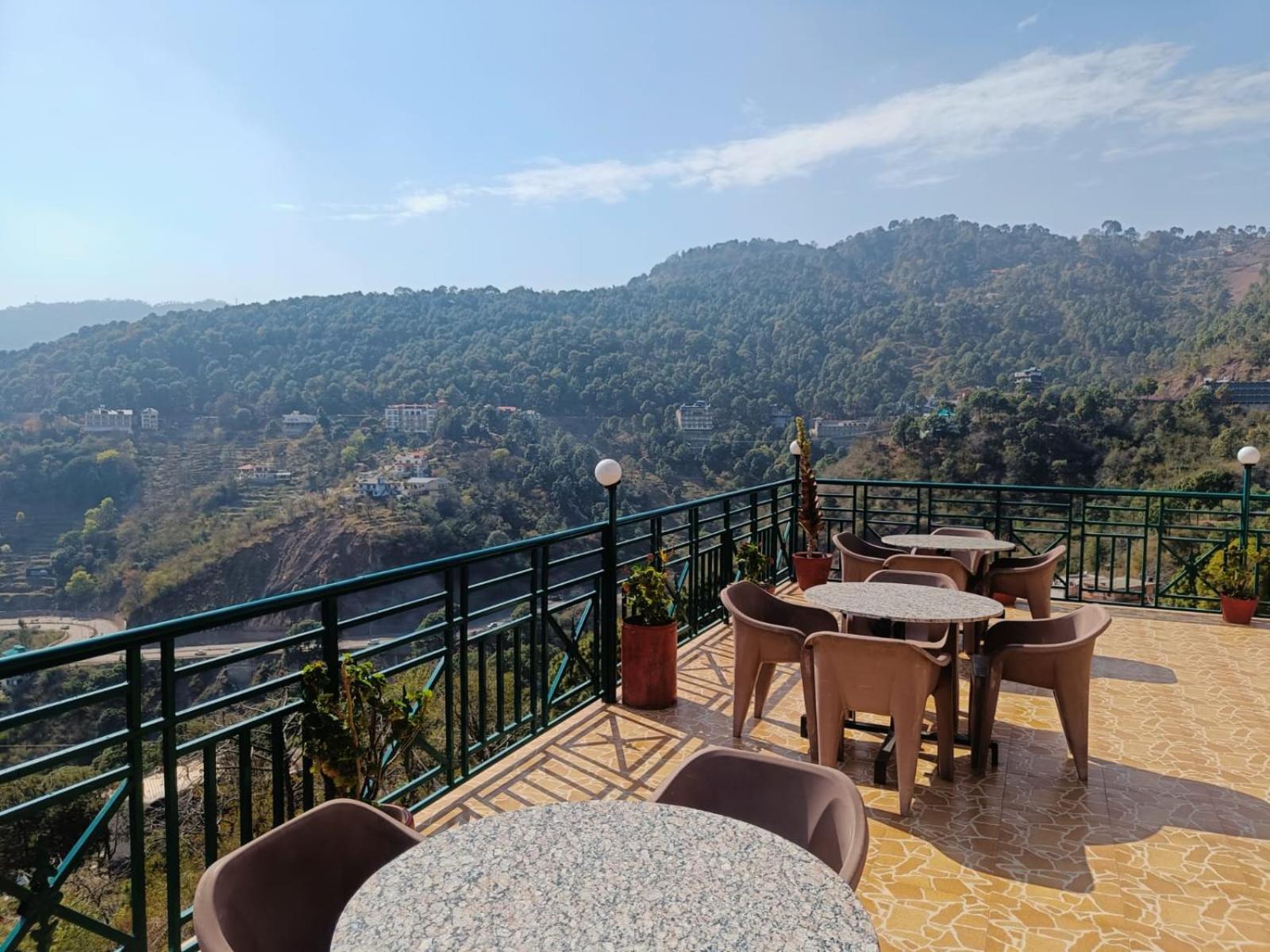Hotel Kasauli View Cafe Restaurant Open Terrace Mountain View المظهر الخارجي الصورة