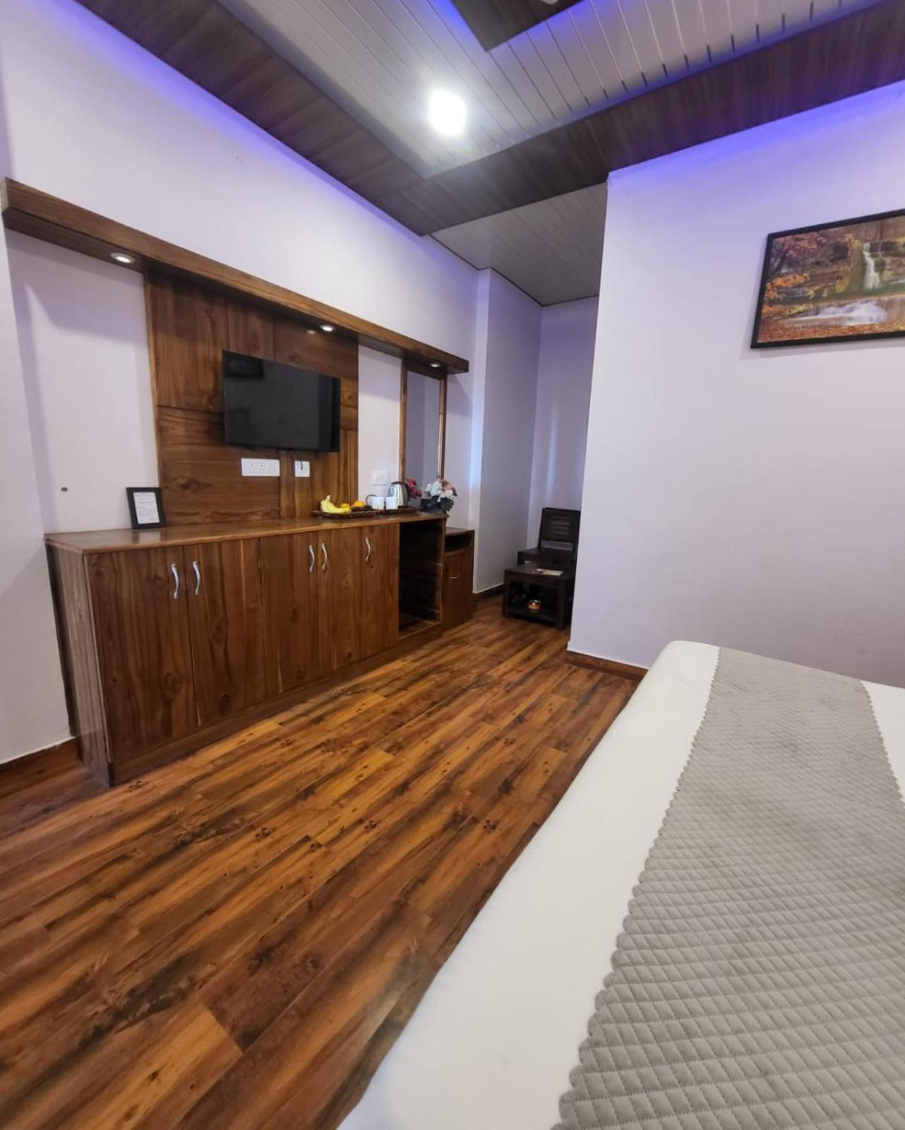 Hotel Kasauli View Cafe Restaurant Open Terrace Mountain View المظهر الخارجي الصورة